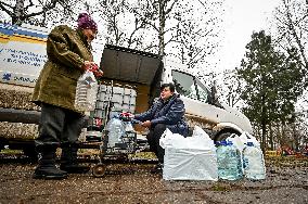 Volunteers deliver drinking water to Marhanets
